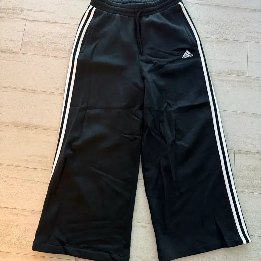 [BUNJANG] Adidas Essential Tricolor French Terry Wide Pants Black / 아디다스 에센셜 삼선 프렌치 테리 와이드 팬츠 블랙 - KR