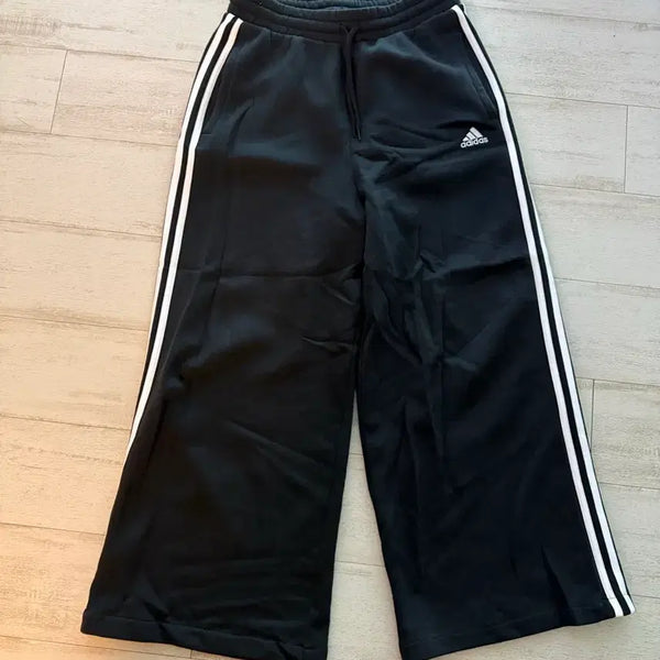 [BUNJANG] Adidas Essential Tricolor French Terry Wide Pants Black / 아디다스 에센셜 삼선 프렌치 테리 와이드 팬츠 블랙 - KR