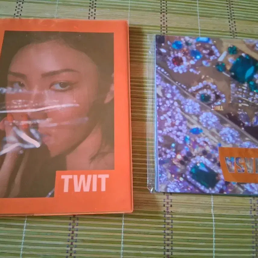 [BUNJANG] Hwasa TWIT 'Mungcheongi' Photobook / 화사 TWIT  멍청이 포토북
