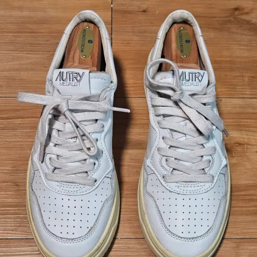 [BUNJANG] Autry Medalist Sneakers (Size 40) / 오트리 메달리스트 260(40사이즈)