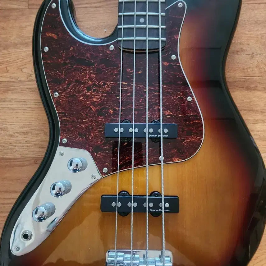 [BUNJANG] Squier 4-String Sunburst Bass Guitar / 스콰이어 베이스 4현 선버스트