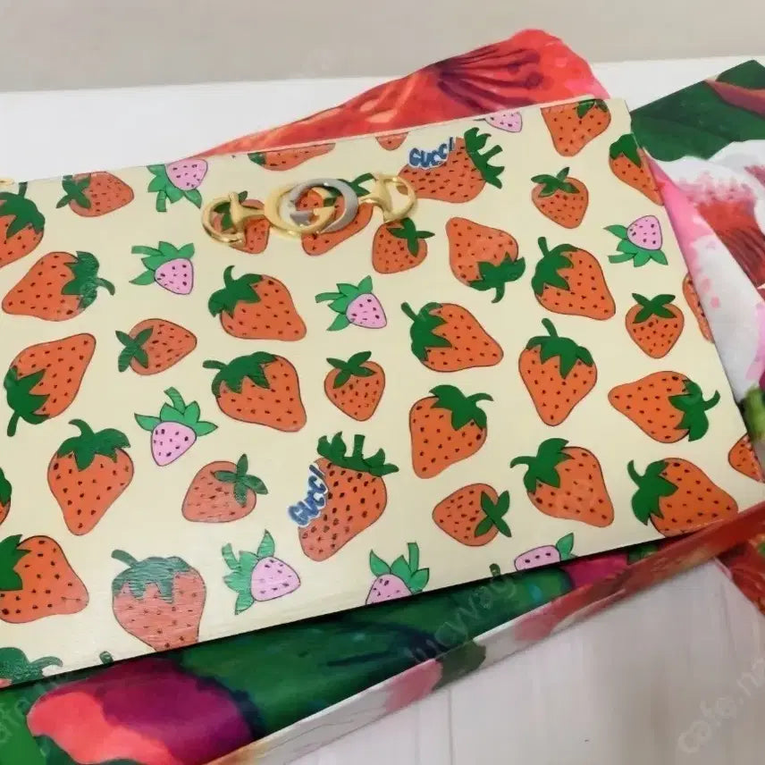 [BUNJANG] Gucci Strawberry Clutch Bag / 구찌 딸기 클러치백