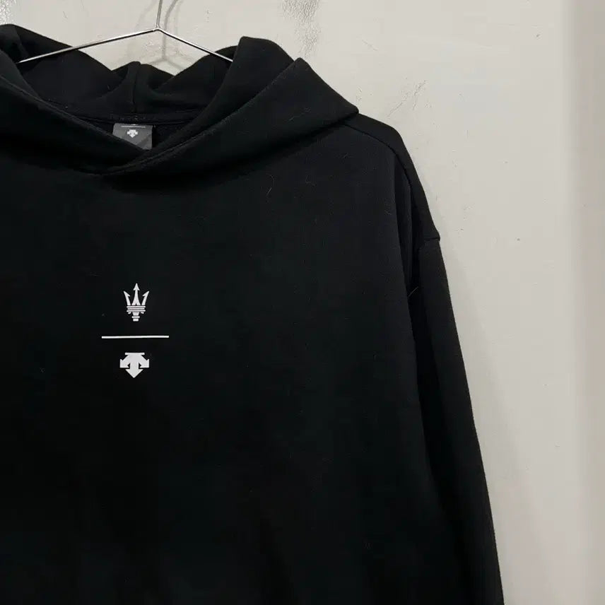 [BUNJANG] Descente x Maserati Triant Logo Hoodie / 데상트 X 마세라티 트라이언트 로고 후드티