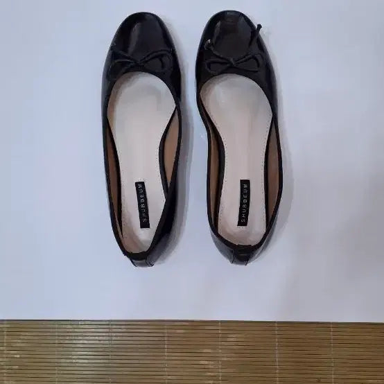 [BUNJANG] Sappun Black Ribbon Enamel Flats Shoes / 사뿐 블랙 리본 에나멜 플랫슈즈 단화