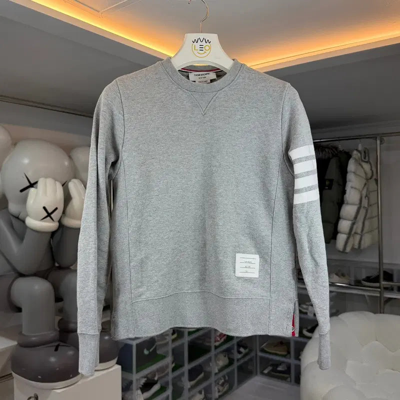 [BUNJANG] Thom Browne Diagonal Armband Embroidery Sweatshirt / [리오브] 톰브라운 사선 완장 자수 맨투맨