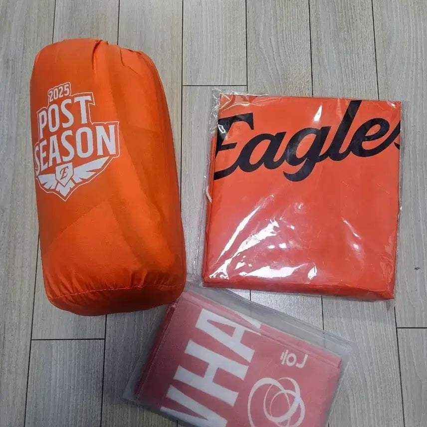[BUNJANG] Hanwha Eagles 2025 Postseason Goods Set - Padded Blanket, Raincoat, Cheer Towel / 한화 패딩담요,우비,응원타올 세트로 팝니다.