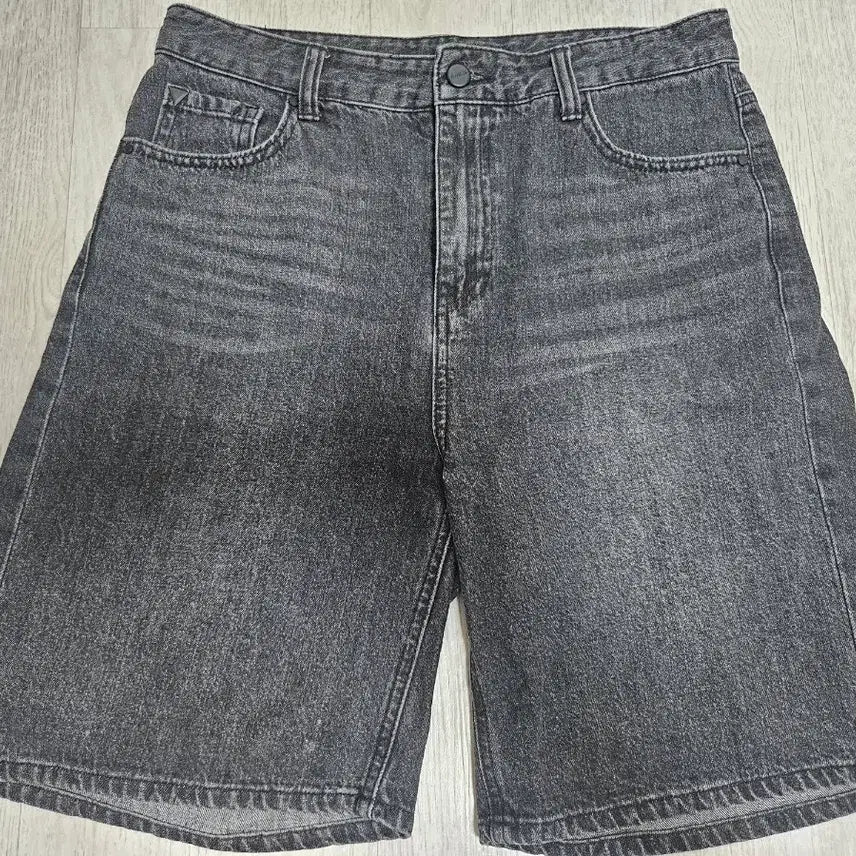 [BUNJANG] Guess Black Denim Shorts Size 29 / 게스 GUESS 블랙 데님 반바지 29사이즈 정품 상태좋음