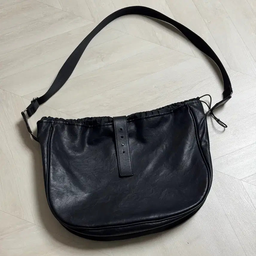 [BUNJANG] Hatching Room Wavy Bag Vegan Leather Crossbody Bag / 해칭룸 크로스백 웨이비백 비건레더