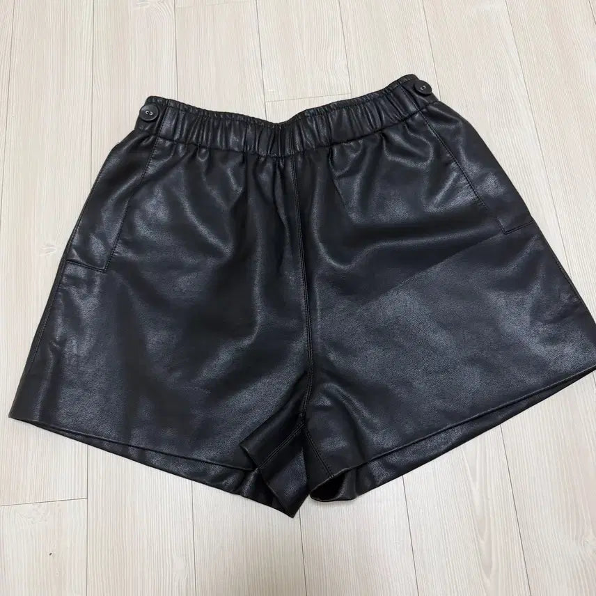 [BUNJANG] Black Faux Leather Banding Short Pants / 블랙 페이크 레더 밴딩 숏팬츠