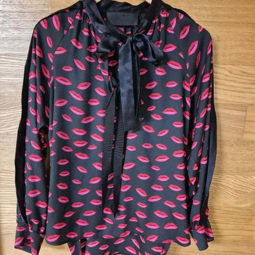 [BUNJANG] Lucky Chouette Lip Pattern Blouse / 럭키슈에뜨 립 패턴 블라우스