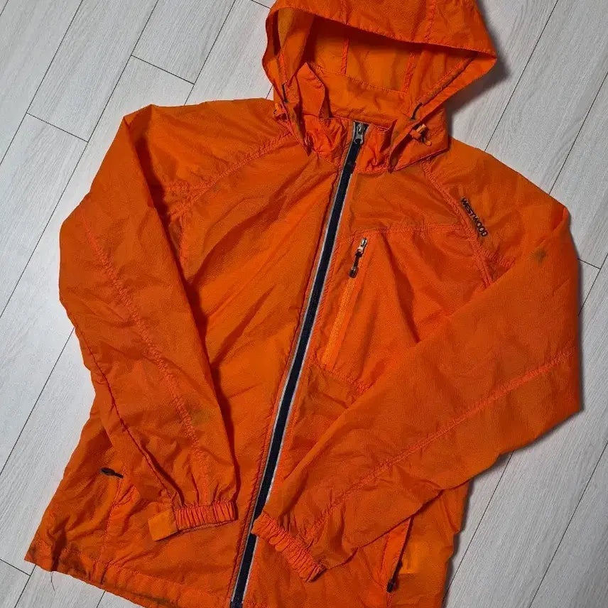 [BUNJANG] Westwood Lightweight Windbreaker Size M / 웨스트우드 경량 바람막이 사이즈95m사용감 거의 없이 깨끗한데 지퍼 고리 하나가 부러졌어요^^(사진참조)여러 중고사이트에도 같이 판매하고 있어서 삭제되면 팔린거에요~오염
