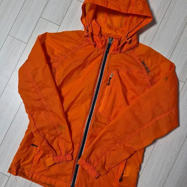 [BUNJANG] Westwood Lightweight Windbreaker Size M / 웨스트우드 경량 바람막이 사이즈95m사용감 거의 없이 깨끗한데 지퍼 고리 하나가 부러졌어요^^(사진참조)여러 중고사이트에도 같이 판매하고 있어서 삭제되면 팔린거에요~오염