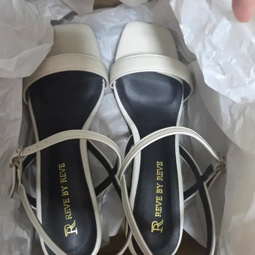 [BUNJANG] Reve by Reves Antrasha Simple Sandals Ivory 5cm Size 235 / 레브바이레브 앙트르샤 심플 샌들 아이보리 5cm 235