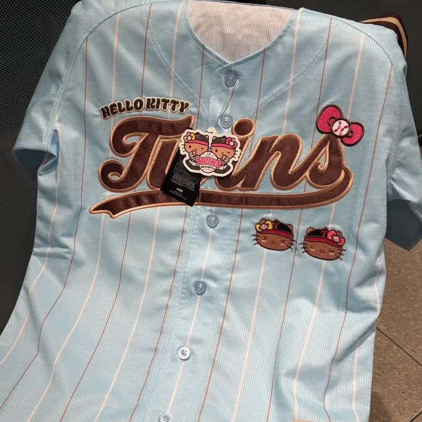 [BUNJANG] LG Twins Park Hae-min Tanning Hello Kitty Uniform (Size 90) / 태닝 헬로키티 박해민 유니폼 2차 하늘파랑키티 엘지 트윈스