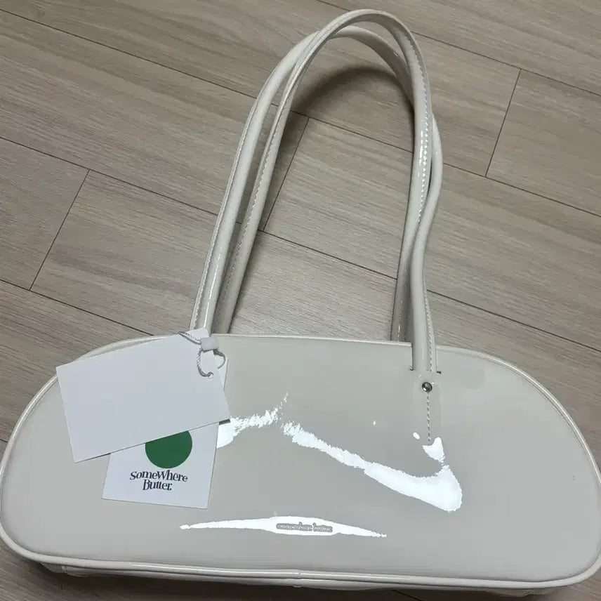 [BUNJANG] Somewhere Better Glossy Baguette Bag - Ivory / 썸웨어버터 글로시 바게트백 아이보리