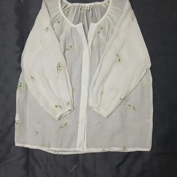[BUNJANG] Handmade White Floral Embroidery Blouse / 수작업 화이트 꽃자수 블라우스