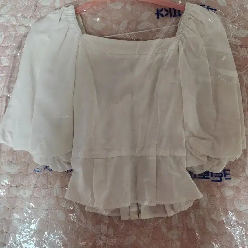 [BUNJANG] Egoist Square Neck Puff Sleeve Blouse - White / (무료배송/ 새상품에 드라이까지!) 에고이스트 스퀘어넥 퍼프 소매 블라우스 화이트