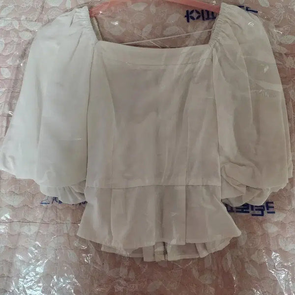 [BUNJANG] Egoist Square Neck Puff Sleeve Blouse - White / (무료배송/ 새상품에 드라이까지!) 에고이스트 스퀘어넥 퍼프 소매 블라우스 화이트