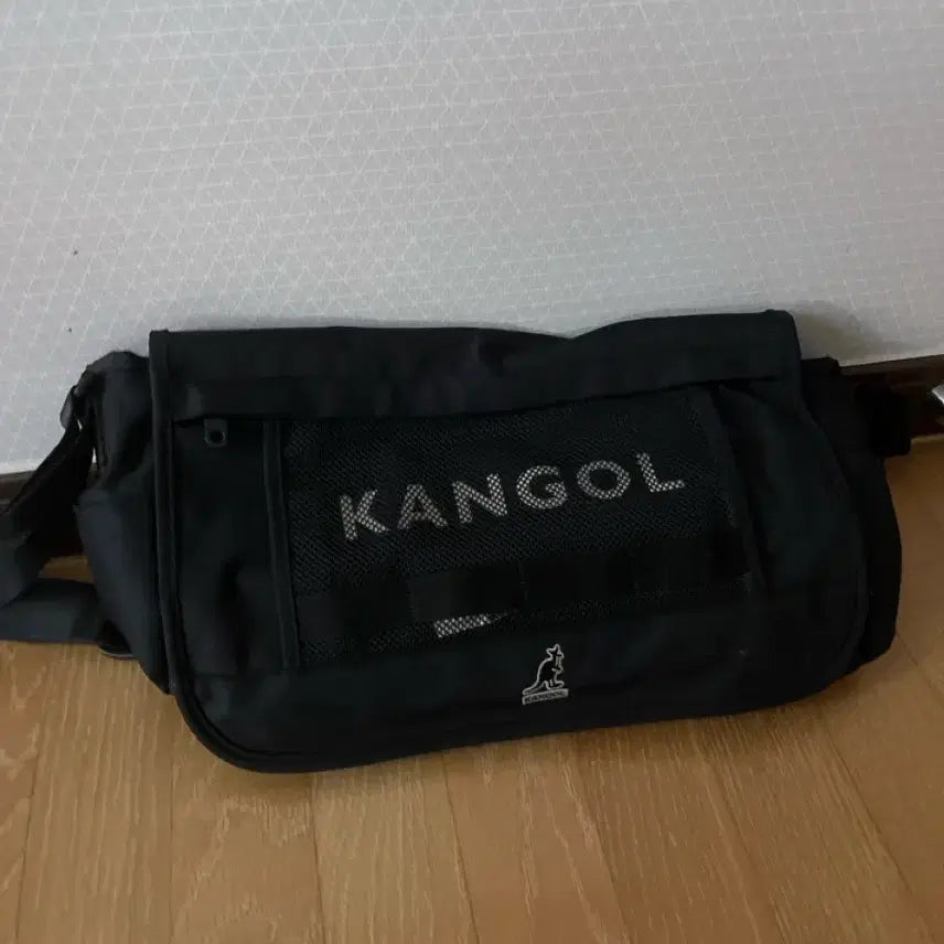 [BUNJANG] Kangol Messenger Bag / 캉골 메신저백