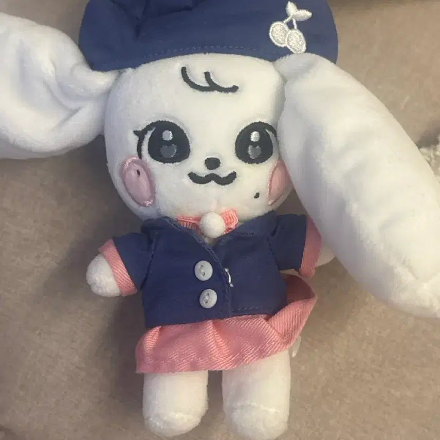 [BUNJANG] IVE Mini Brschool Plush Doll Keychain Cherry / 아이브 미니브스쿨 플러시 인형 키링 체리 판매합니당