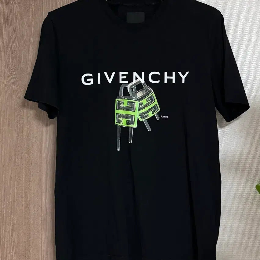[BUNJANG] Givenchy Black Padlock Print Logo Short Sleeve T-Shirt / 지방시 블랙 자물쇠 프린팅 로고  반팔 티셔츠