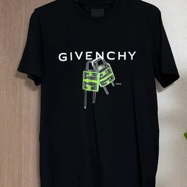[BUNJANG] Givenchy Black Padlock Print Logo Short Sleeve T-Shirt / 지방시 블랙 자물쇠 프린팅 로고  반팔 티셔츠