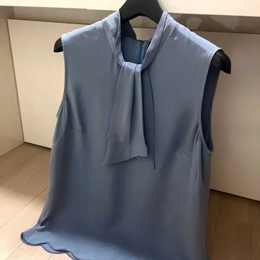 [BUNJANG] ST. JOHN Silk Blend Scarf Blouse Sleeveless Top / 센존 ST.JOHN 실크95% 스카프타이 물결 블라우스 나시 민소매 블루 명품