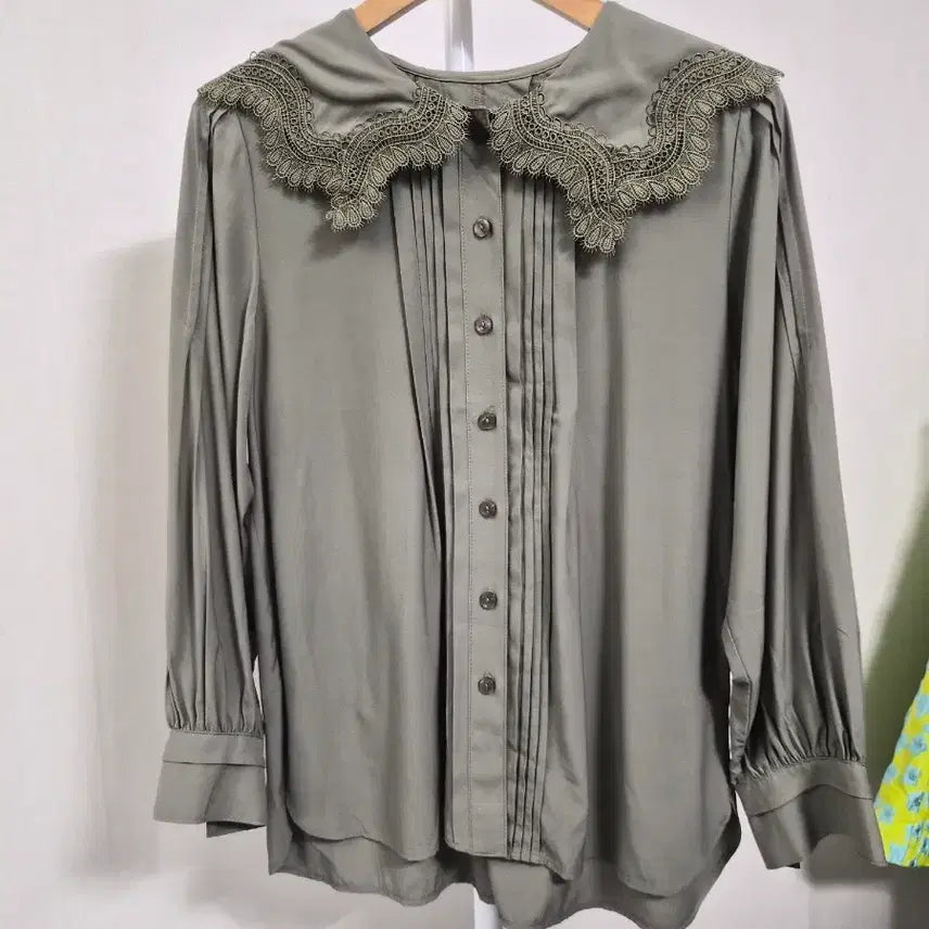 [BUNJANG] Lace Embroidery Collar Blouse - Khaki / 레이스자수 카라 블라우스 카키