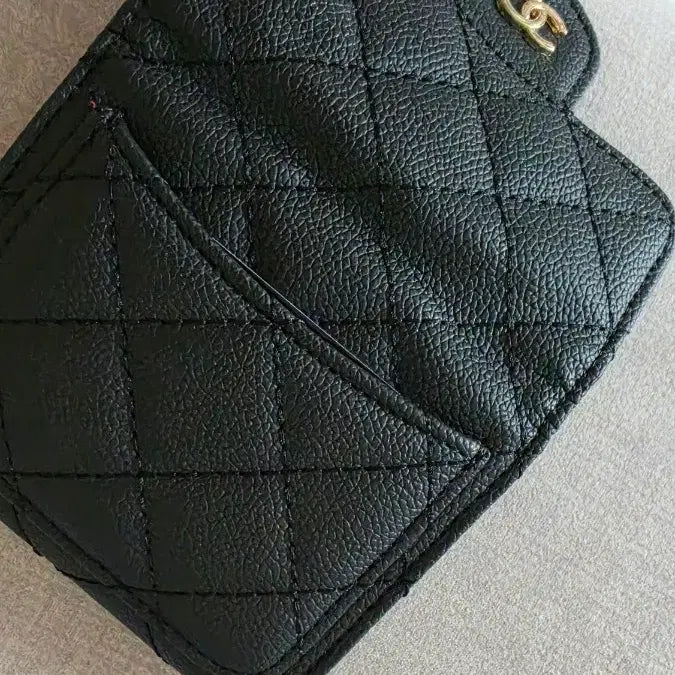 [BUNJANG] Quilted Leather Bifold Wallet with Gold Logo / 반지갑
