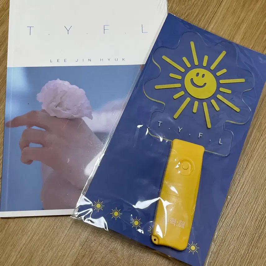 [BUNJANG] Lee Jin Hyuk T.Y.F.L Jin Hyuk:Hae Goods Sealed Lightstick & Mini Photobook Set / 이진혁 T.Y.F.L 진혁:해 굿즈 미개봉