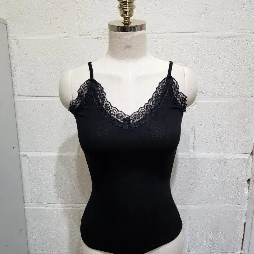 [BUNJANG] U-Hem Lace V-Neck Cami - Black / 밑단u 레이스 브이넥 부드러운 끈나시 - 블랙