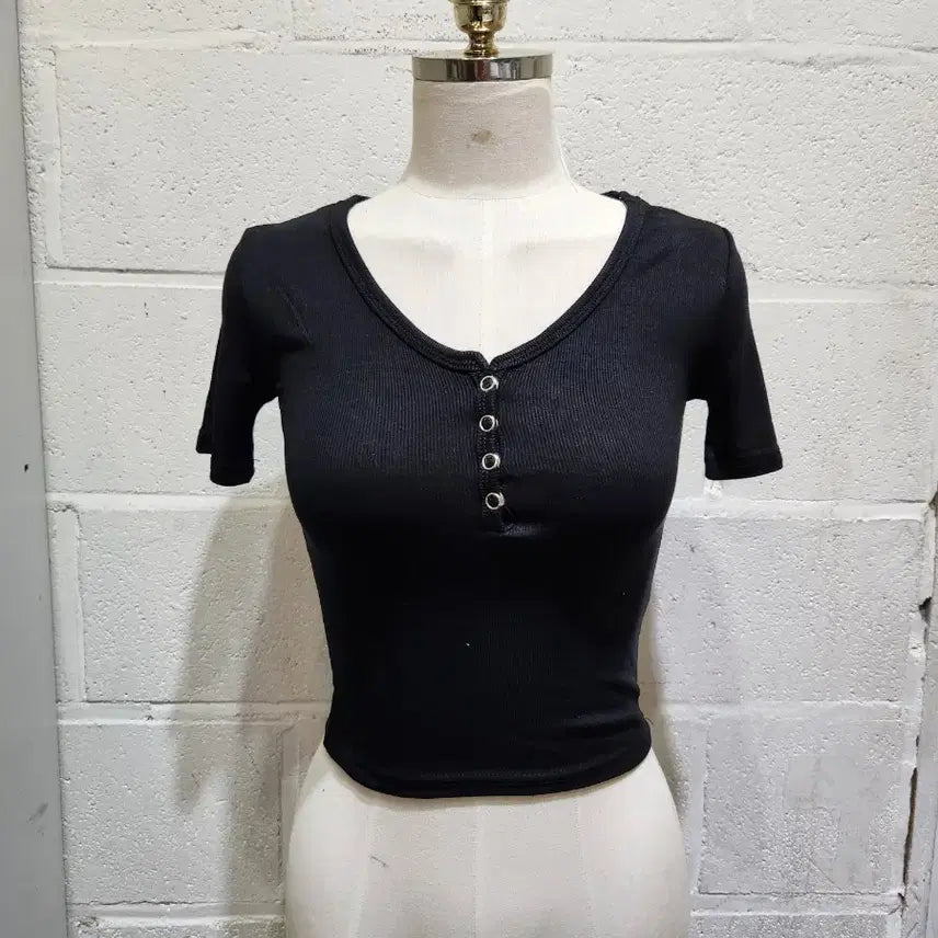 [BUNJANG] V-Neck Snap Button Cropped Ribbed Short-Sleeve T-Shirt - Black / 브이넥 똑딱단추 크롭 잔골지 부드러운 반팔- 블랙