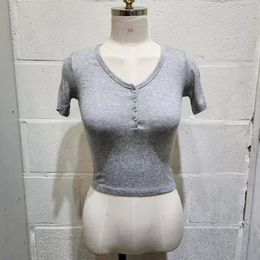 [BUNJANG] V-Neck Snap Button Cropped Ribbed Short Sleeve T-Shirt - Gray / 브이넥 똑딱단추 크롭 잔골지 부드러운 반팔- 그레이