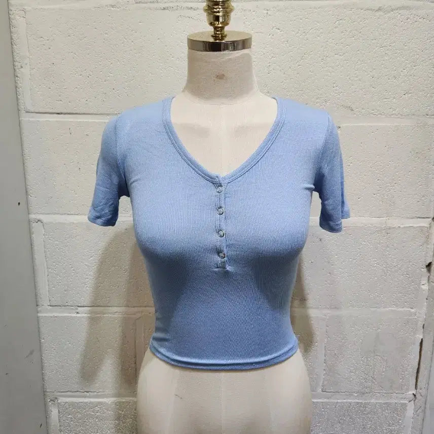 [BUNJANG] V-Neck Snap Button Cropped Knit Short Sleeve T-Shirt - Sky Blue / 브이넥 똑딱단추 크롭 잔골지 부드러운 반팔- 하늘색
