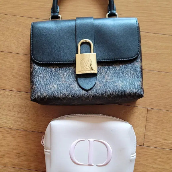 [BUNJANG] Monogram Mini Crossbody Bag / 미니백 파우치 사진전부