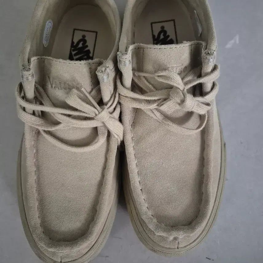 [BUNJANG] Vans Carver Bay Sand Beige Suede Sneakers / 반스 카버로우 샌드 베이지 255