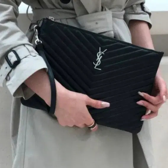 [BUNJANG] Yves Saint Laurent New Medium Silver Hardware Clutch Bag / 입생로랑 뉴미듐 은장 클러치/클러치백 정품S급(영수증O)