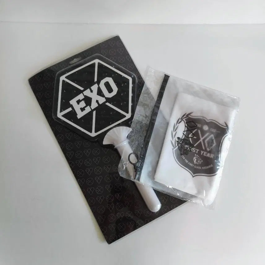 [BUNJANG] EXO 2013 FIRST YEAR Official Slogan Towel & Retro Lightstick Bundle (Sealed) / [미개봉] 엑소(EXO) 2013 FIRST YEAR 슬로건 & 응원봉 일괄