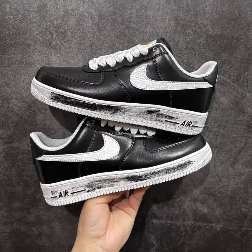 [BUNJANG] Nike Air Force 1 Low G-Dragon 'Small Daisy' Black Sneakers / AF1 권지용 작은 데이지 1.0 에어포스원 스크래치 복권 1.0 검은색 스니커즈