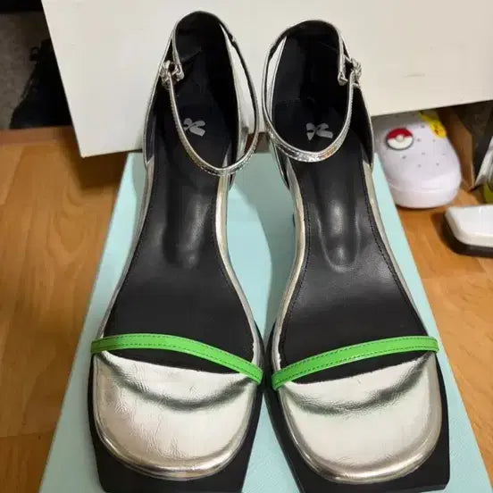[BUNJANG] Gang Sisters Silver Sandals with Neon Green Straps / 강자매 샌들 235