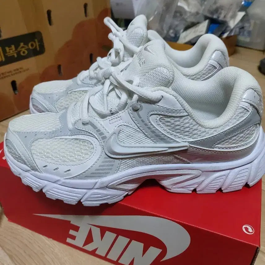 [BUNJANG] Nike Air Max Axis (GS) White Sneakers / 나이키 에어맥스 엑시스(GS) 화이트 운동화 230