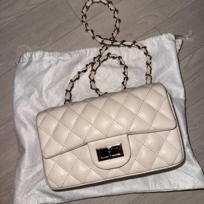 [BUNJANG] Quilted Chain Shoulder Bag Ivory / 퀼팅 체인 숄더백 아이보리