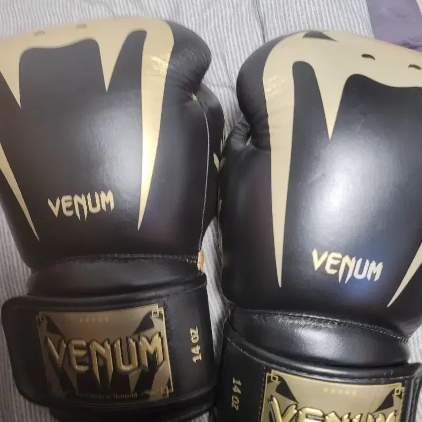 [BUNJANG] Venum Boxing Gloves 14oz Black Gold / 베넘 복싱 글러브 14oz 블랙 골드