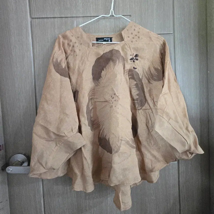 [BUNJANG] Ahn Gyun Rayon Blend Blouse / 안견 가오리형 부라우스