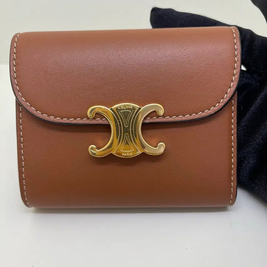 [BUNJANG] Celine Triomphe Flap Wallet Shiny Lambskin / 스몰 트리옹프 플랩 지갑 - 부드러운 샤이니 램스킨