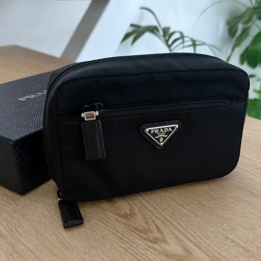 [BUNJANG] Prada Tessuto Nylon Saffiano Silver Triangle Mini Pouch / 프라다 블랙 테수토 나일론 사피아노 은장 트라이앵글 파우치