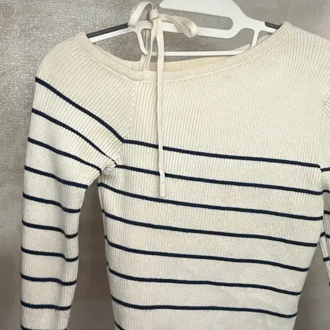 [BUNJANG] Off-the-Shoulder Knit with Navy Stripes / 오프숄더 니트