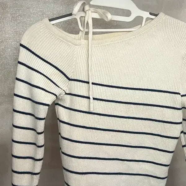 [BUNJANG] Off-the-Shoulder Knit with Navy Stripes / 오프숄더 니트