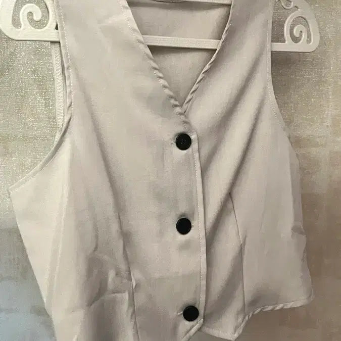 [BUNJANG] Sleeveless Vest Beige Three-Button Basic Item / 민소매 조끼 베스트