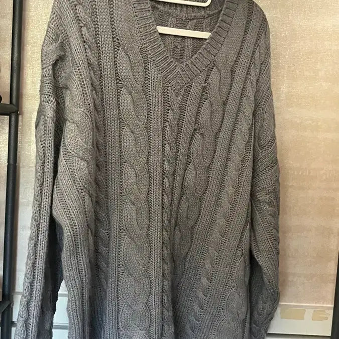 [BUNJANG] V-Neck Cable Knit Sweater / 브이넥 스웨터 니트